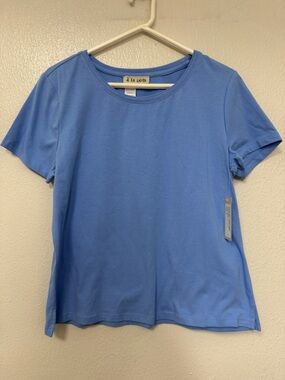 à la carte Short Sleeve Crewneck Tee in Periwinkle Blue